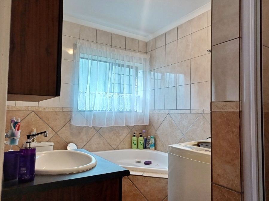 5 Bedroom Property for Sale in Reebok Western Cape